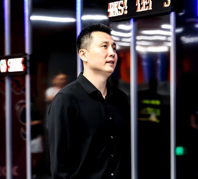 染红后微笑离场!前国脚怒批韦世豪:不顾集体利益 惯犯 永远改不了